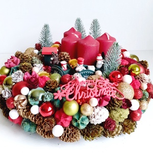 Adventi asztaldísz vonattal hagyományos karácsonyi színekkel, Karácsony, Adventi díszek, Adventi koszorú, Virágkötés, MESKA