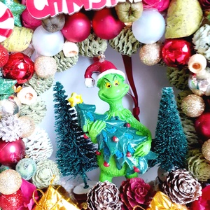 Karácsonyi ajtódísz fenyőfás grinccsel - karácsony - adventi díszek - adventi ajtódísz - Meska.hu