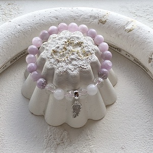 Kunzit ásvány karkötő - tejkvarccal és kristállyal - mikrostrasszos angyalszárny medállal - ékszer - karkötő - gyöngyös karkötő - Meska.hu