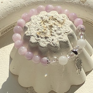 Kunzit ásvány karkötő - tejkvarccal és kristállyal - mikrostrasszos angyalszárny medállal - ékszer - karkötő - gyöngyös karkötő - Meska.hu