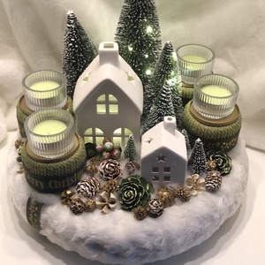 Adventi koszorú házikókkal, fenyőkkel, világítással, mécsesekkel - karácsony - adventi díszek - adventi koszorú - Meska.hu