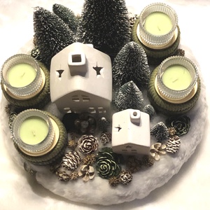Adventi koszorú házikókkal, fenyőkkel, világítással, mécsesekkel - karácsony - adventi díszek - adventi koszorú - Meska.hu