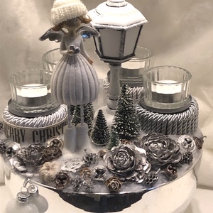 Elegáns adventi koszorú ezüst porcelán kaspóban mécsesekkel, angyalkával, világítással, Karácsony, Adventi díszek, Adventi koszorú, Virágkötés, MESKA