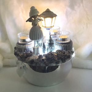 Elegáns adventi koszorú ezüst porcelán kaspóban mécsesekkel, angyalkával, világítással - karácsony - adventi díszek - adventi koszorú - Meska.hu