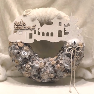 Adventi és karácsonyi nagy méretű, világító kopogtató, Karácsony, Adventi díszek, Adventi ajtódísz, Virágkötés, Hófehér műszőrme alapú, nagy méretű kopogtató fa házikókkal és termésekkel, világítással.
Elegáns é..., MESKA