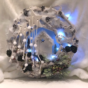 Karácsonyi kopogtató apró faág alapon, világítással - karácsony - adventi díszek - adventi ajtódísz - Meska.hu