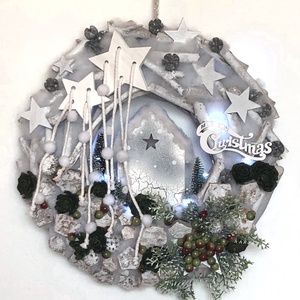 Karácsonyi kopogtató apró faág alapon, világítással, Karácsony, Adventi díszek, Adventi ajtódísz, Virágkötés, Nagy méretű kopogtató faágakból készült fehér alapon, műhóval, házikóval, termésekkel, világítással..., MESKA