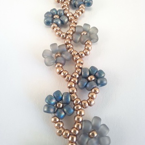 Gyöngyös virágos, színjátszós kék és szürke karkötő - ékszer - karkötő - gyöngyös karkötő - Meska.hu