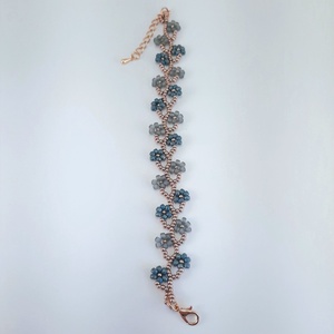 Gyöngyös virágos, színjátszós kék és szürke karkötő - ékszer - karkötő - gyöngyös karkötő - Meska.hu