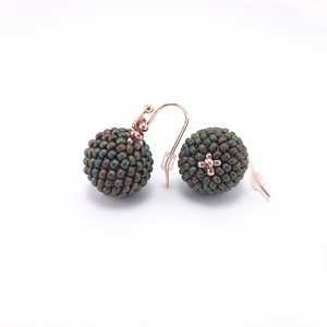 Gyöngyös bogyós, patinás zöld fülbevaló - ékszer - fülbevaló - lógó fülbevaló - Meska.hu