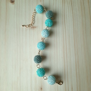 Gyöngyös bogyós, világos türkiz karkötő - ékszer - karkötő - bogyós karkötő - Meska.hu