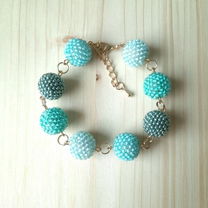 Gyöngyös bogyós, világos türkiz karkötő - ékszer - karkötő - bogyós karkötő - Meska.hu