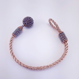 Gyöngyös bogyós, színjátszó ametiszt, arany zsinóros karkötő - ékszer - karkötő - bogyós karkötő - Meska.hu