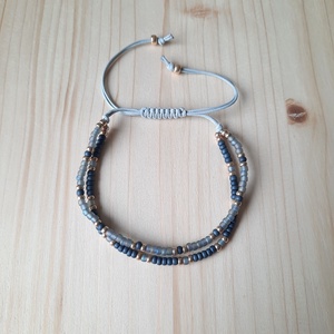 Szürke szivárványos és matt, viaszolt zsinóros karkötő - ékszer - karkötő - gyöngyös karkötő - Meska.hu