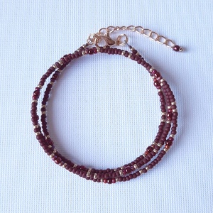 Bordós barna matt, metál vörös és színjátszó, 3 soros karkötő - ékszer - karkötő - gyöngyös karkötő - Meska.hu