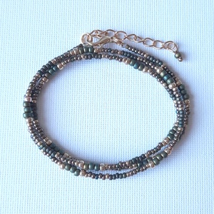 Zöld színek és arany, 3 soros karkötő - ékszer - karkötő - gyöngyös karkötő - Meska.hu