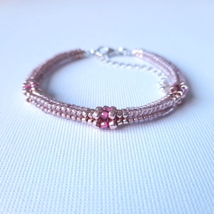 Áttetsző rózsaszín árnyalatok és metál rózsaszín,  gyöngyös karkötő, Ékszer, Karkötő, Gyöngyös karkötő, Ékszerkészítés, Gyöngyfűzés, gyöngyhímzés, MESKA