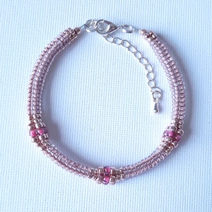 Áttetsző rózsaszín árnyalatok és metál rózsaszín,  gyöngyös karkötő - ékszer - karkötő - gyöngyös karkötő - Meska.hu