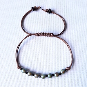 Kőhatású zöld golyós, viaszolt zsinóros karkötő - ékszer - karkötő - gyöngyös karkötő - Meska.hu