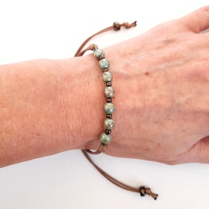 Kőhatású zöld golyós, viaszolt zsinóros karkötő - ékszer - karkötő - gyöngyös karkötő - Meska.hu