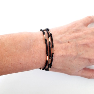 Fekete és arany, 3 soros karkötő - ékszer - karkötő - gyöngyös karkötő - Meska.hu