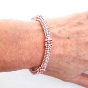 Áttetsző rózsaszín árnyalatok és metál rózsaszín,  gyöngyös karkötő - ékszer - karkötő - gyöngyös karkötő - Meska.hu