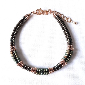 Patinás zöld árnylatok és arany,  gyöngyös karkötő - ékszer - karkötő - gyöngyös karkötő - Meska.hu