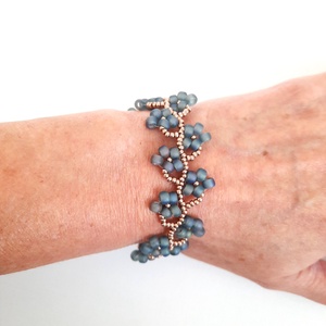 Gyöngyös virágos, szivárványos kékes szürke, matt karkötő - ékszer - karkötő - gyöngyös karkötő - Meska.hu