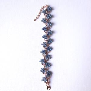 Gyöngyös virágos, szivárványos kékes szürke, matt karkötő - ékszer - karkötő - gyöngyös karkötő - Meska.hu