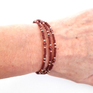 Bordós barna matt, metál vörös és színjátszó, 3 soros karkötő - ékszer - karkötő - gyöngyös karkötő - Meska.hu