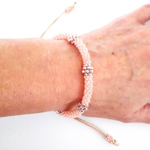 Rózsaszín, viaszolt zsinóros karkötő - ékszer - karkötő - gyöngyös karkötő - Meska.hu