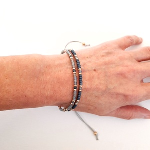 Szürke szivárványos és matt, viaszolt zsinóros karkötő - ékszer - karkötő - gyöngyös karkötő - Meska.hu