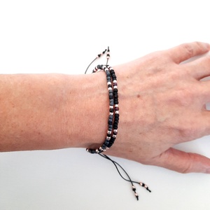 Fekete és szürke, viaszolt zsinóros karkötő - ékszer - karkötő - gyöngyös karkötő - Meska.hu