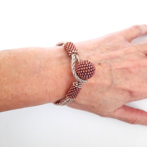 Gyöngyös bogyós, metál lilásbordó, arany zsinóros karkötő - ékszer - karkötő - bogyós karkötő - Meska.hu