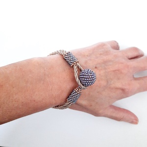 Gyöngyös bogyós, színjátszó ametiszt, arany zsinóros karkötő - ékszer - karkötő - bogyós karkötő - Meska.hu