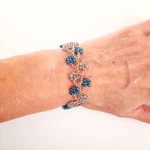 Gyöngyös virágos, matt kékeszöld és színjátszós szürke karkötő - ékszer - karkötő - gyöngyös karkötő - Meska.hu