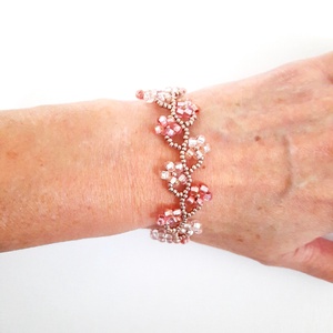 Gyöngyös virágos, színjátszó garnéla és rózsaszín karkötő - ékszer - karkötő - gyöngyös karkötő - Meska.hu