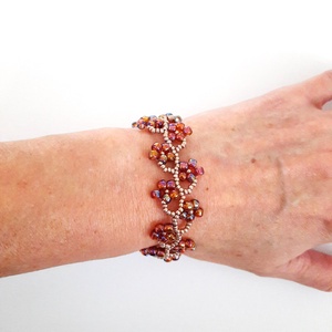 Gyöngyös virágos, szivárványos narancs színű karkötő - ékszer - karkötő - gyöngyös karkötő - Meska.hu