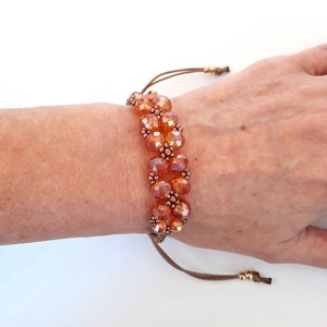Narancs színű csiszolt üveg, viaszolt zsinóros karkötő - ékszer - karkötő - gyöngyös karkötő - Meska.hu