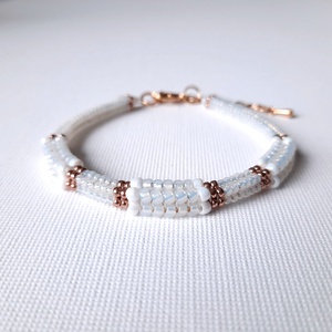 Fehér és arany, gyöngyös karkötő + fülbevaló szett - ékszer - ékszerszett - Meska.hu