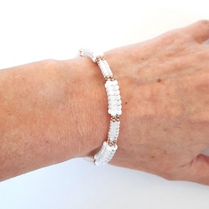 Fehér és arany, gyöngyös karkötő + fülbevaló szett - ékszer - ékszerszett - Meska.hu