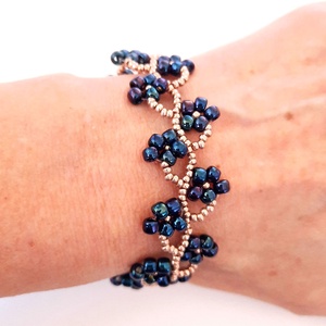 Gyöngyös virágos, liláskék karkötő - ékszer - karkötő - gyöngyös karkötő - Meska.hu