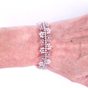 Gyöngyös virágszirmos, lilás-rózsaszínes karkötő - ékszer - karkötő - gyöngyös karkötő - Meska.hu