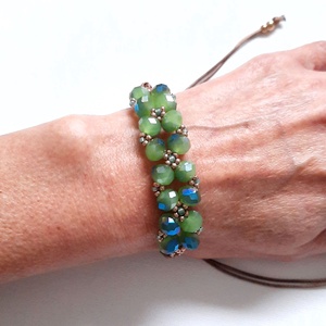 Kékes csillogású matt almazöld csiszolt üveg, viaszolt zsinóros karkötő - ékszer - karkötő - gyöngyös karkötő - Meska.hu