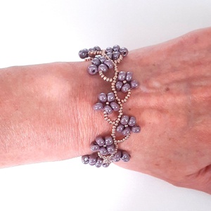 Lila gyöngyös virágos karkötő - ékszer - karkötő - gyöngyös karkötő - Meska.hu