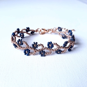 Gyöngyös kisvirágos, kék-arany karkötő, Ékszer, Karkötő, Gyöngyös karkötő, Ékszerkészítés, Gyöngyfűzés, gyöngyhímzés, MESKA