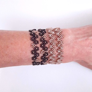 Gyöngyös két soros karkötő vagy rövid állású nyaklánc - lila, arany - ékszer - karkötő - gyöngyös karkötő - Meska.hu