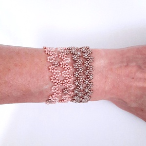 Gyöngyös két soros karkötő vagy rövid állású nyaklánc - rózsaszín, arany - ékszer - karkötő - gyöngyös karkötő - Meska.hu