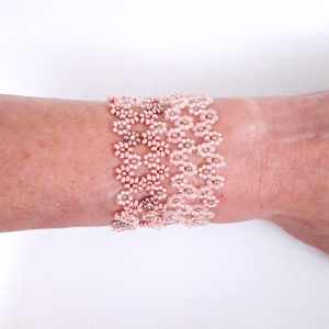 Gyöngyös két soros karkötő vagy rövid állású nyaklánc - rózsaszín, arany - ékszer - karkötő - gyöngyös karkötő - Meska.hu