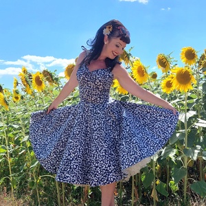 Pinup Rockabilly ruha,  sötét szürke alapon apró százszorszép,  margareta mintás , Ruha & Divat, Női ruha, Ruha, Varrás, MESKA